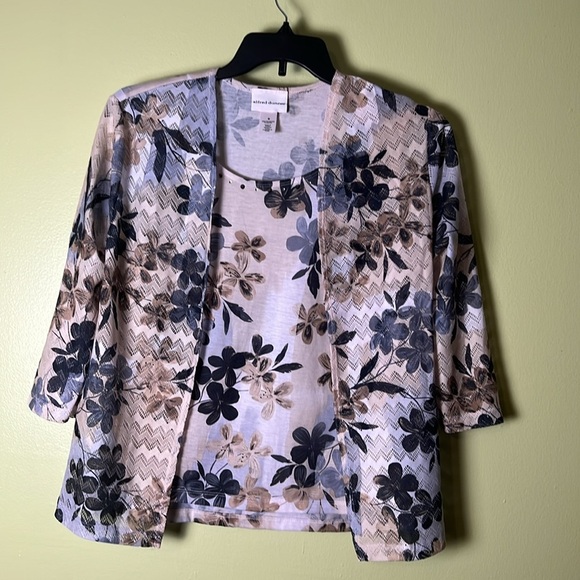 Alfred Dunner Blue and Cream Floral Top - Picture 3 of 6